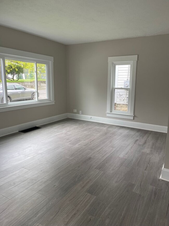 Building Photo - Three Bedroom House