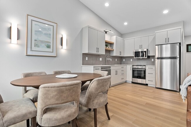 Building Photo - 2517 Vallette St