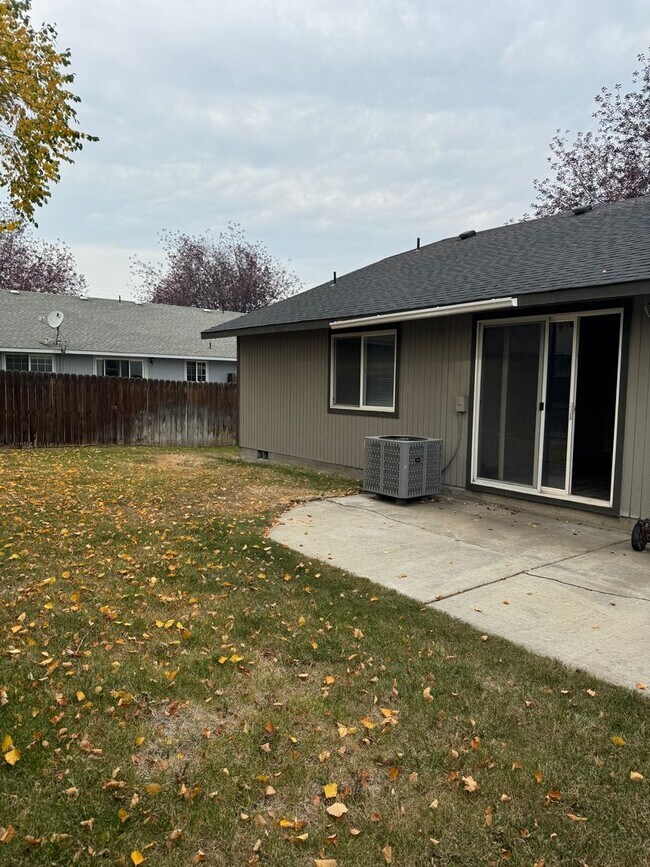 Building Photo - Cute Updated Duplex in SW Redmond