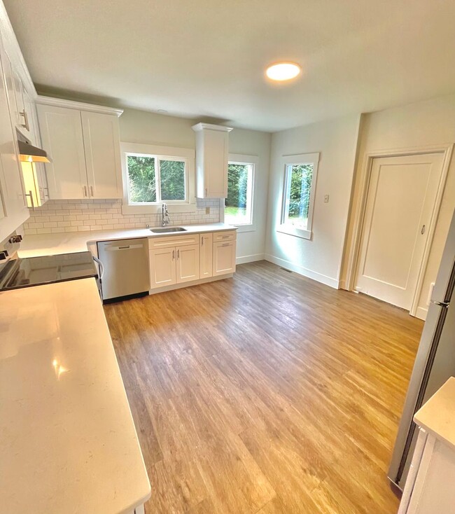 Building Photo - Fully remodeled 4 bedroom 1 bath home!