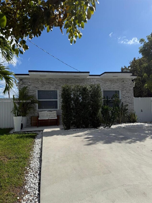 Foto principal - 5629 NW 31st Ave