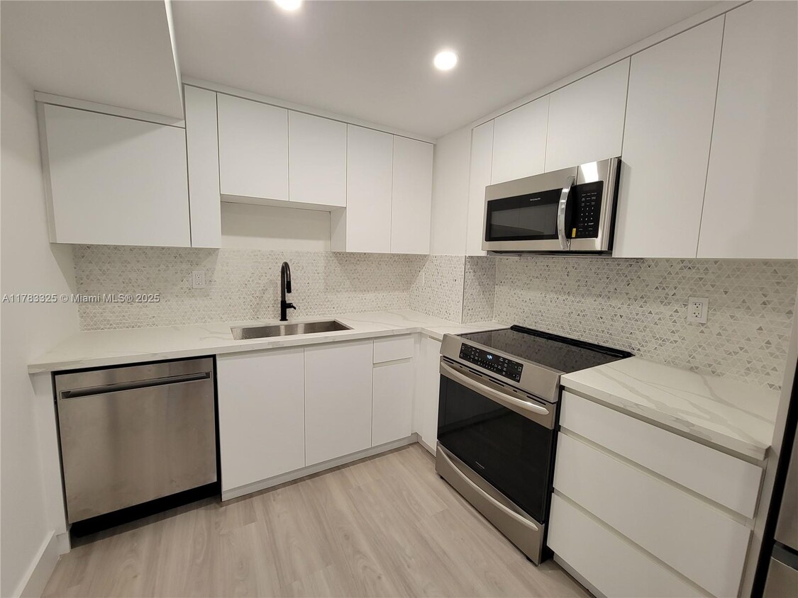Foto principal - 2655 Collins Ave