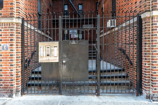 Entrance Photo - 2410 Davidson Ave