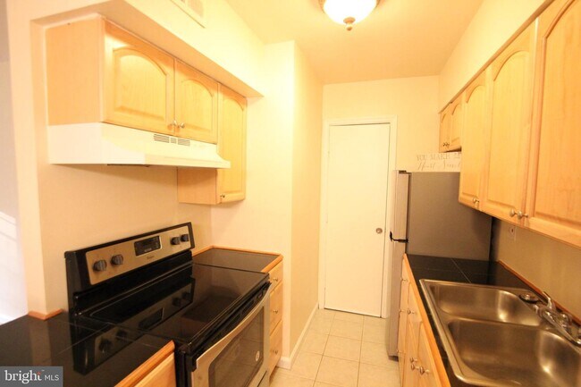 Foto del edificio - 5898 Surrey Hill Pl
