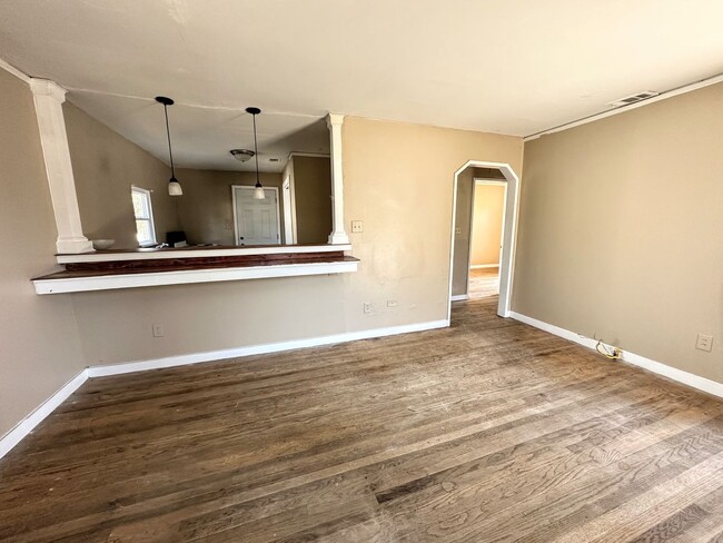 Building Photo - AFFORDABLE 2BEDROOM 1 BATH W/ SPACIOUS FEN...