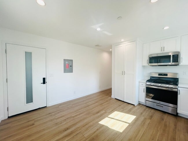 Building Photo - 10914 Columbus Ave