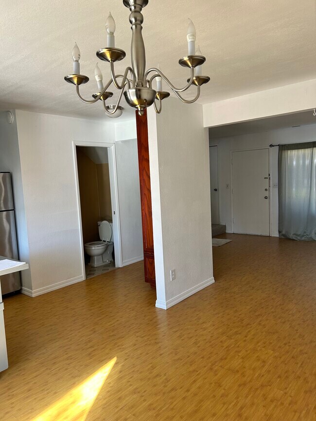 1,5 baños en el área principal - 1895 Landana Dr