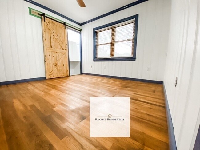 Building Photo - Two Story Home in Clinton!