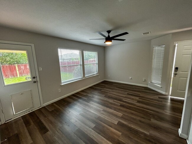 Building Photo - Clean 2/2 in Austin Colony