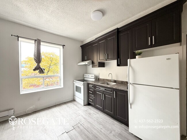 Photo du bâtiment - Spacious 3-Bedroom + Den Apartment in Vibrant Downtown Toronto