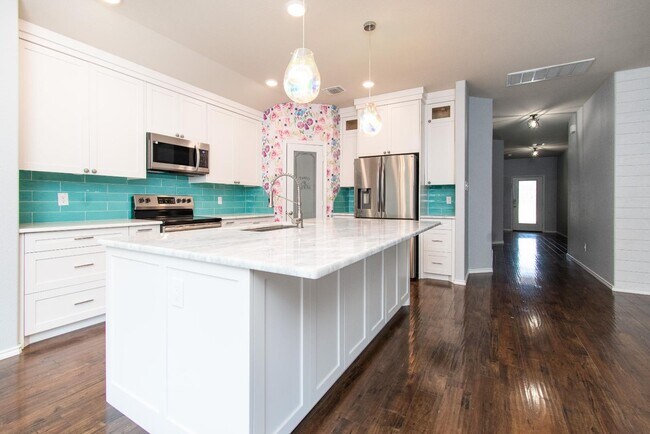 Building Photo - 4831 Rosaline Dr