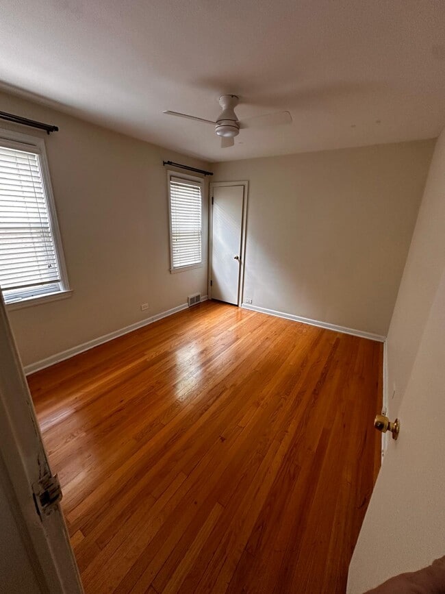 Foto del edificio - 5238 N Larned Ave