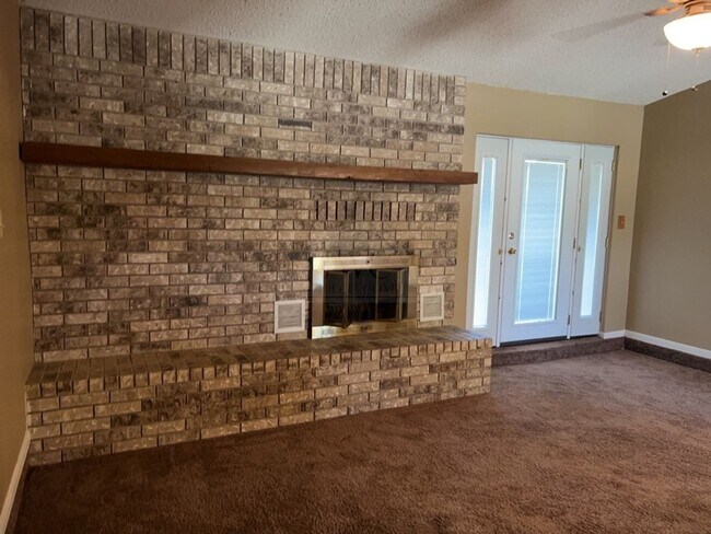 Foto del edificio - 2733 Phyllis Dr