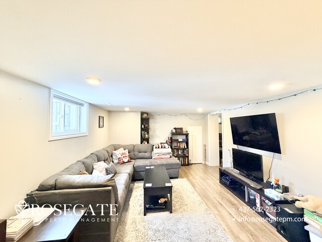Photo du bâtiment - Bright 1-Bedroom Basement Apartment with All Utilities & 2 Parking Spaces in Kitchener