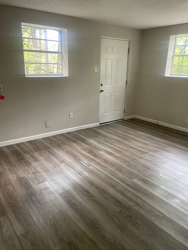 Foto del edificio - Knoxville 37912 - Spacious 1 bedroom, 1 bath apartment - Contact Lisa Vineyard and Shannon Russel...
