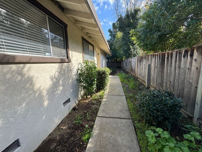 Photo - Pinehurst Ave 412-414 Apartment