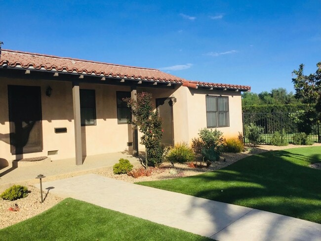 Foto del edificio - Elegant Studio Retreat on Gated Estate, Ut...