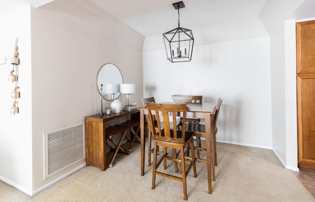 Building Photo - 700 E Mesquite Cir