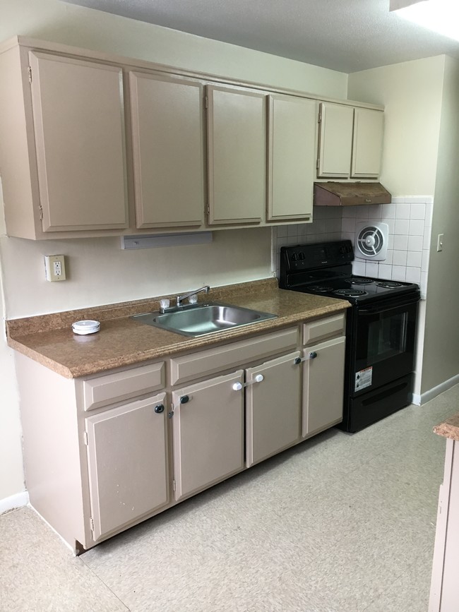 Kitchen - Maple Hill Apartments