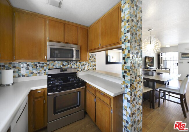 Foto del edificio - 630 N Grand Ave