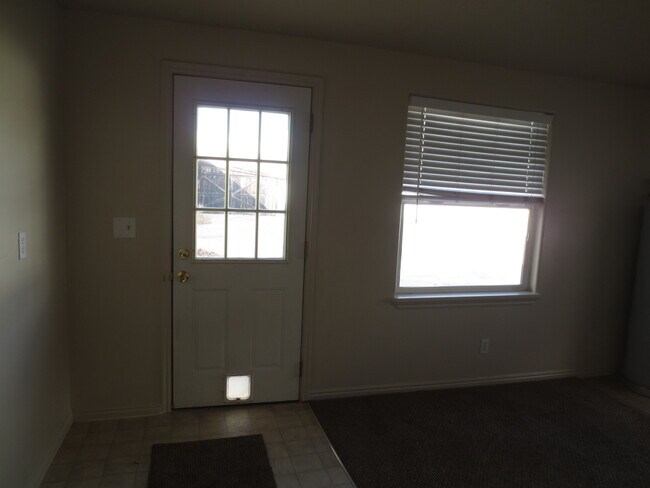 Building Photo - Darling home with detached 1 car garage