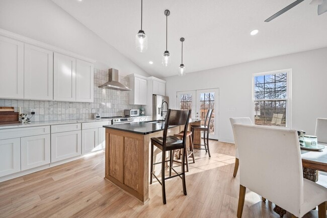 Foto del edificio - 145 E Main St