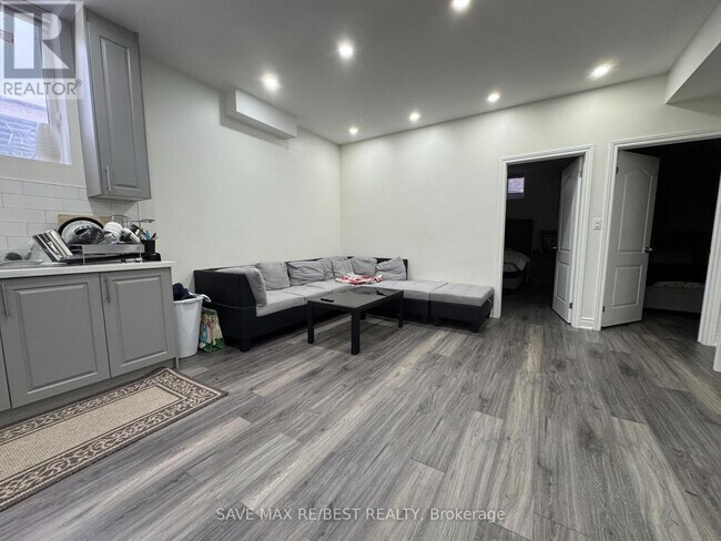 Building Photo - 118 Jura Cres