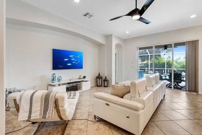 Foto del edificio - ** REFLECTION LAKES ** 4 BED / 2 BATH - PO...