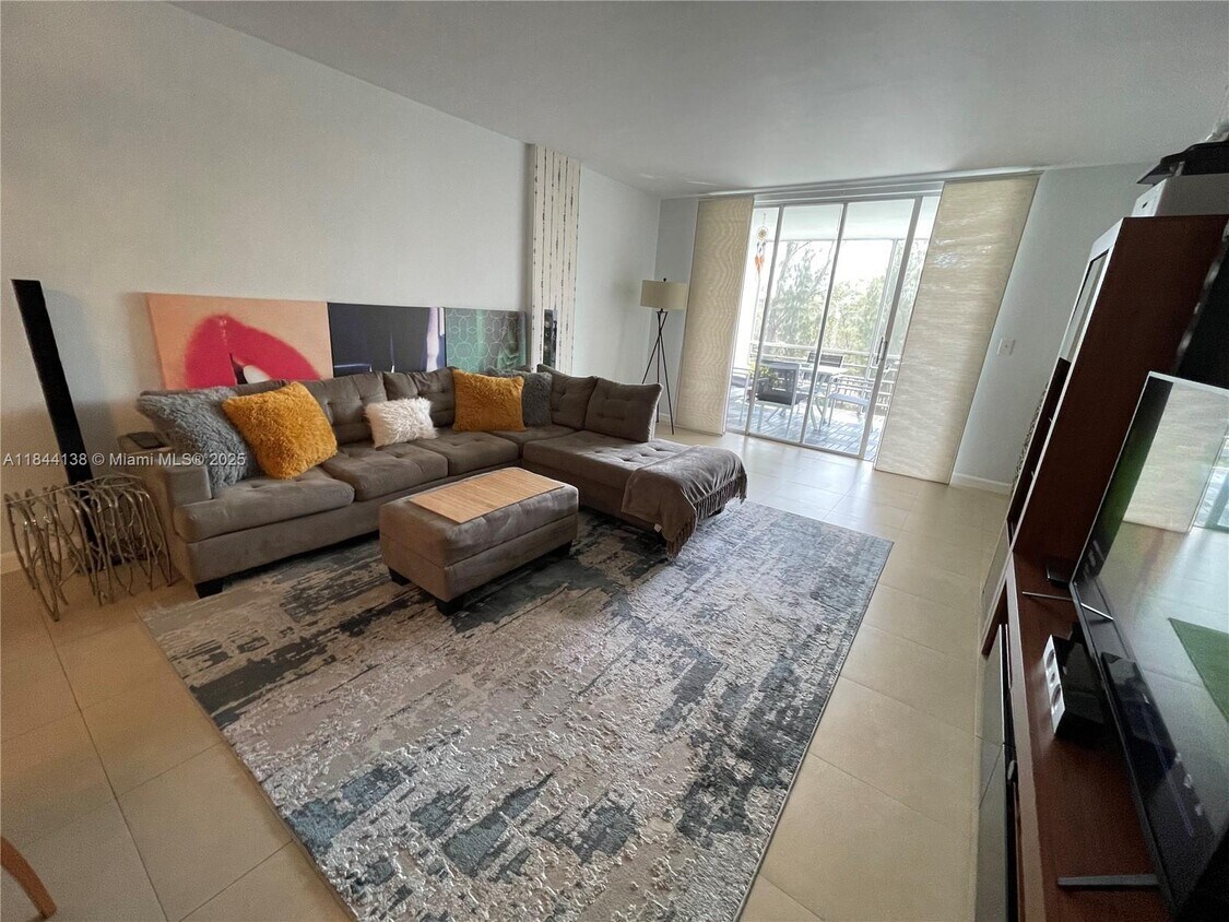 Foto principal - 3660 NE 166th St
