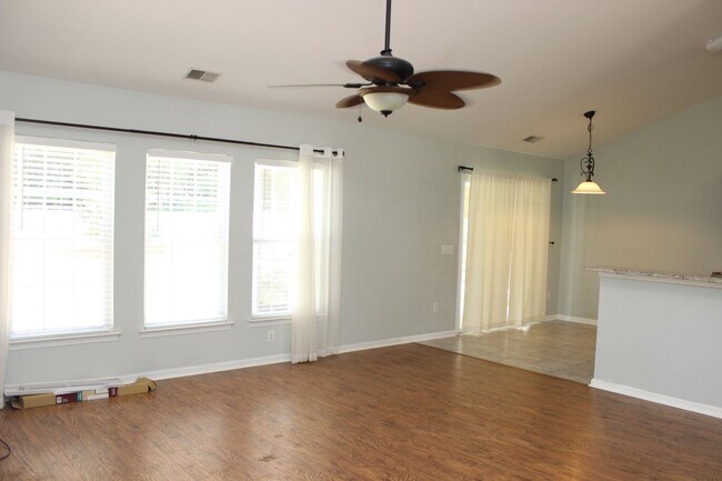Building Photo - Ranch Home w/ Privacy Fence