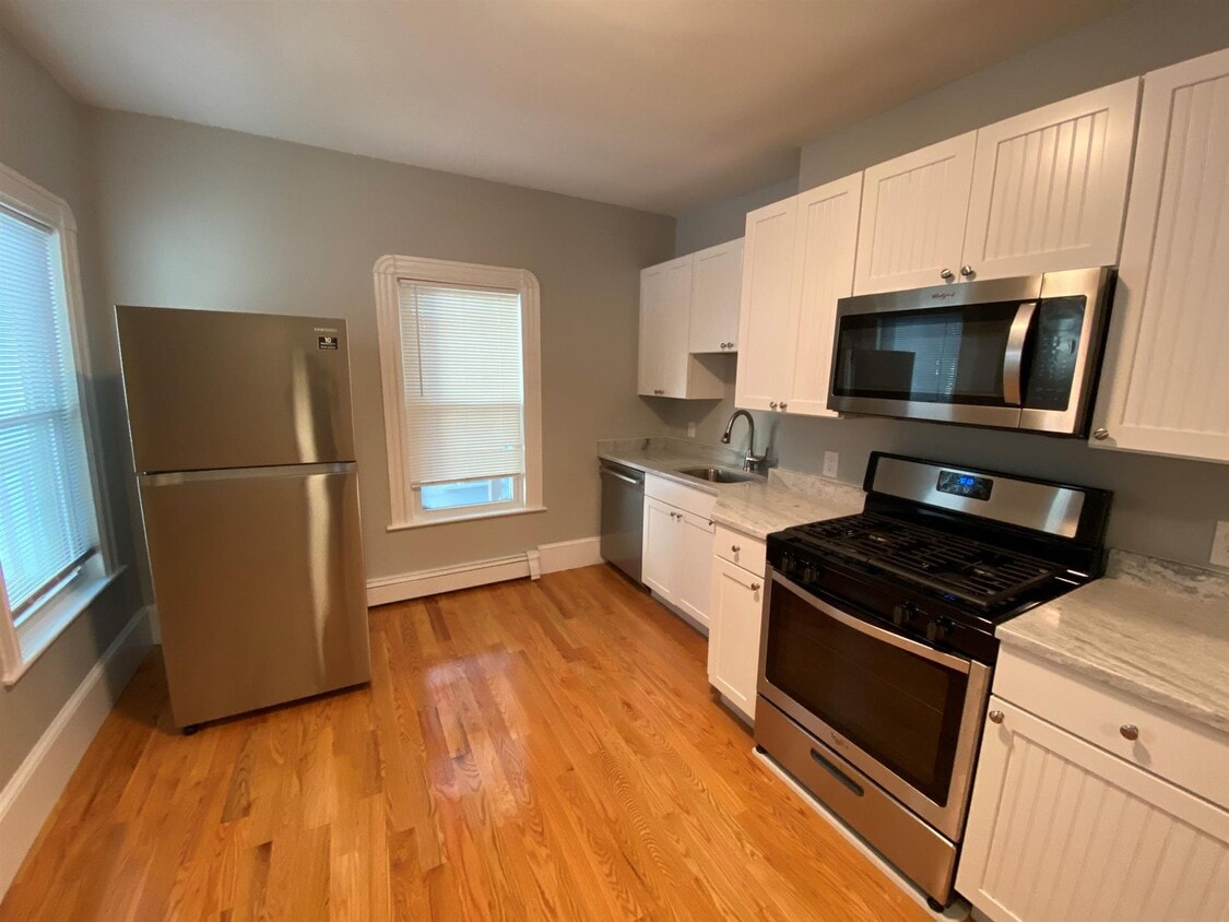 Primary Photo - 71 Hall Ave