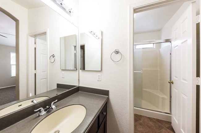 Building Photo - 2460 S Navajo Way