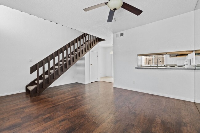 Building Photo - 1 Bedroom Townhouse With Hardwood Flooring...