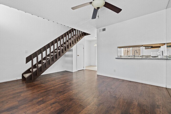 Foto del edificio - 1 Bedroom Townhouse With Hardwood Flooring...