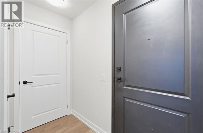 Building Photo - 870 Queenston Rd