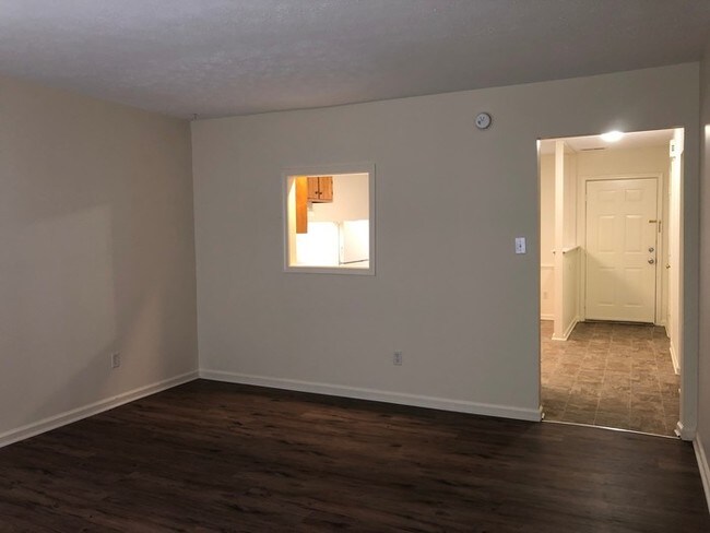 Building Photo - Three Bedroom Townhome - Convenient Location!