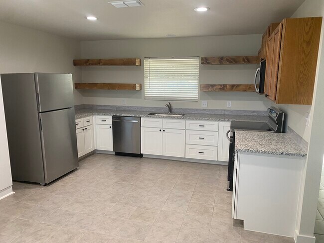 Kitchen - 140 FM 16 W