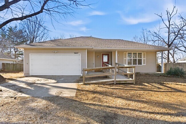 Foto del edificio - Updated home on large lot with GREAT SHOP!