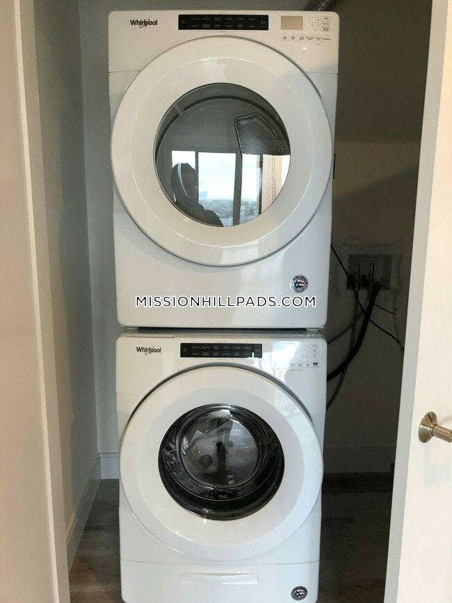 Building Photo - 1457 Tremont St.