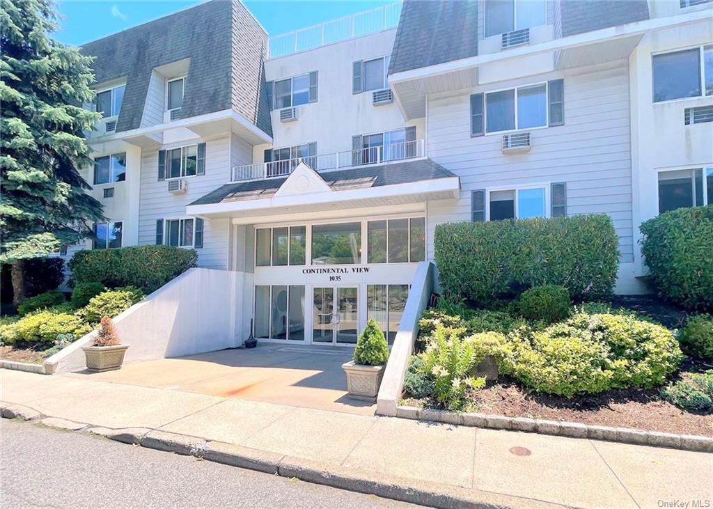 Foto principal - 1035 E Boston Post Rd