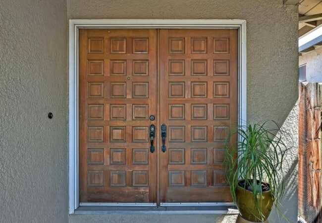 Building Photo - 6558 Crown Blvd