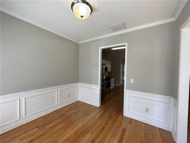 Building Photo - 2403 Walnut Tree Ln