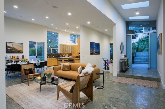 Building Photo - 533 Temple Hills Dr