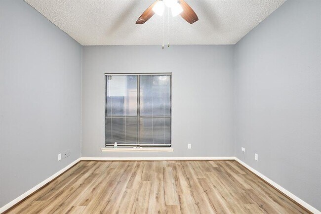 Building Photo - 10047 Westpark Dr