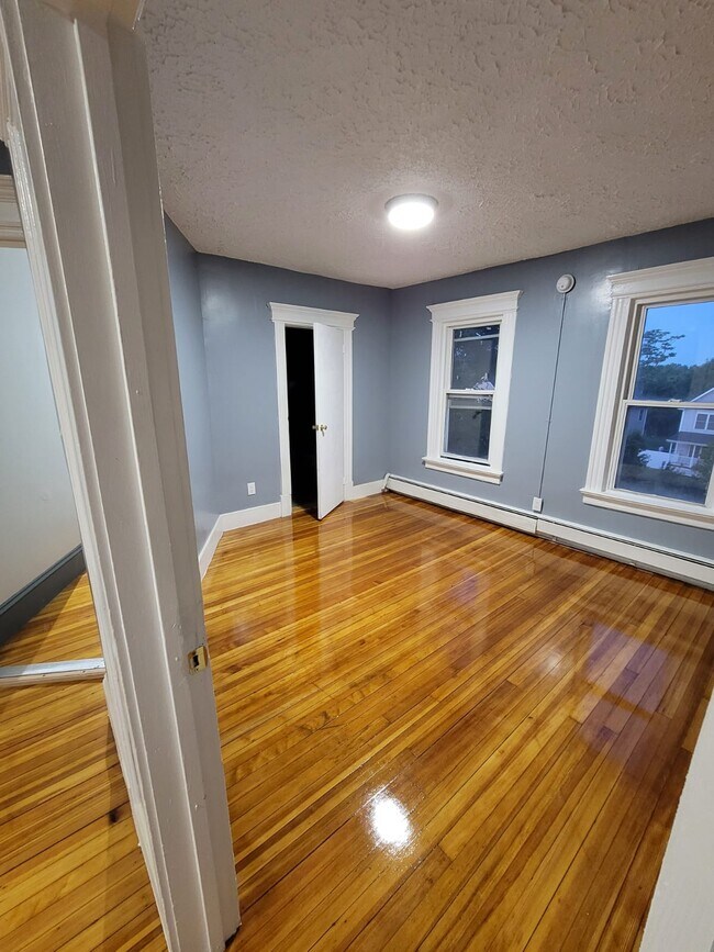 Building Photo - 1136 Albany Ave