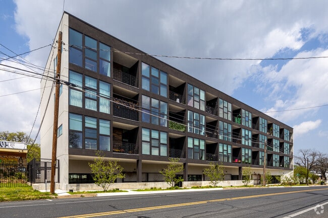 Building Photo - Angelina+12th