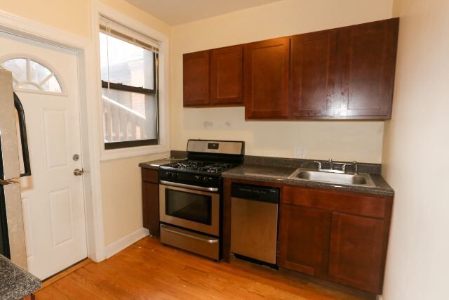 Foto del edificio - 3812 N Pine Grove Ave