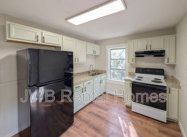 Foto del edificio - 1810 W 24th St