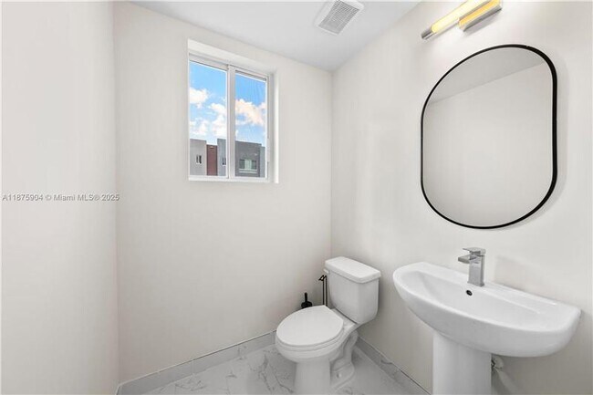 Building Photo - 2555 NE 193rd St