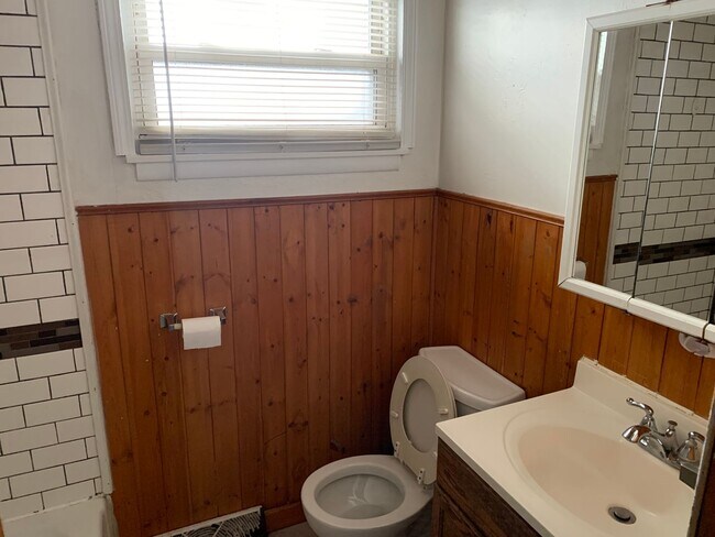 Building Photo - Welcome to this charming 3 bedroom home lo...